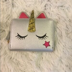 Zip around wallet measures 5 x 4 NWT